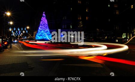 Weihnachtsbaum auf der Kreuzung von Carlos Place und Mount Street, gegenüber des Connaught Hotel, Mayfair, London, Großbritannien. Stockfoto