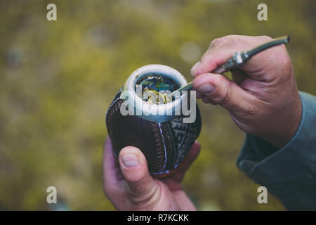 Mann, Yerba Mate in der Natur. Reisen und Abenteuer. Lateinamerikanischen trinken Mate Stockfoto