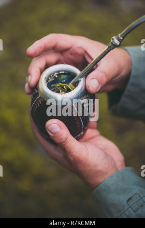 Mann, Yerba Mate in der Natur. Reisen und Abenteuer. Lateinamerikanischen trinken Mate Stockfoto