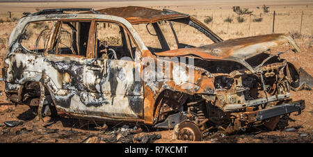 Ausgebrannt Auto in der Wüste Namibien Stockfoto