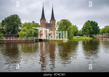 Östliche Tor, Kanal und historischer Zugbrücke in Delft, Niederlande Stockfoto
