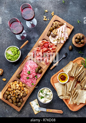 Antipasti Teller. Schinken, Salami, Olivenöl, Jamon Serrano dip-Saucen und Rotwein Stockfoto