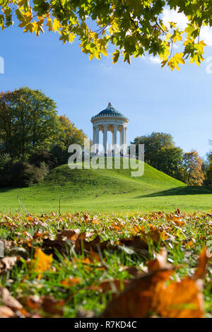 München, Deutschland - 11. OKTOBER 2017: Monopteros im Englischen Garten in München im Herbst. Die Menschen an der Basis der Gebäude. Stockfoto