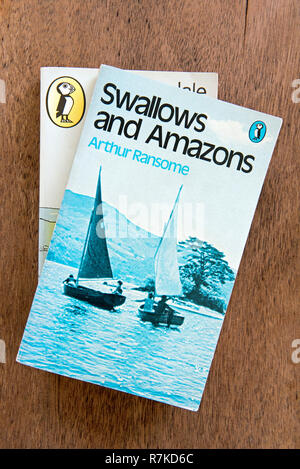 Schwalben und Amazonen von Arthur Ransome zwei vintage Penguin Taschenbüchern. Nur für den redaktionellen Gebrauch bestimmt. Stockfoto