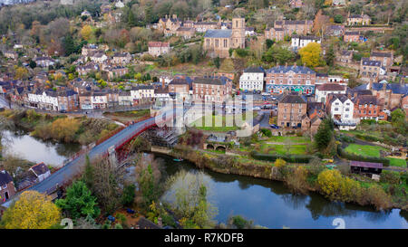 Die shropshire Iron Bridge kann nun gesehen in seiner vollsten, da Renovierungsarbeiten begonnen und hat seine ursprüngliche Farbe Rot/Braun zurückgegeben werden. Es kommt nach der forensischen Untersuchung ergab das Wahrzeichen einer dunklen rot-braunen, wenn es der Öffentlichkeit erstmals 1779 vorgestellt. Nach Monaten der Arbeit, die Aussichtsplattform wurde demontiert und die laufenden Arbeiten der Bau der Brücke für das vergangene Jahr in der Stadt Ironbridge gekapselt hat zu entfernen. Stockfoto