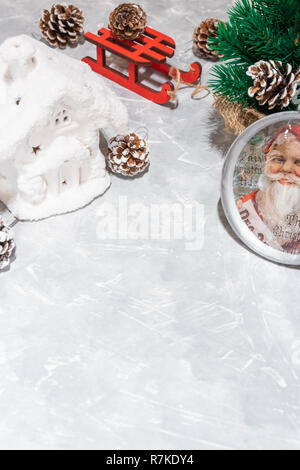 Weihnachten Spielzeug snow-white das Neue Jahr Haus. Zusammensetzung mit den Kegeln und roten Schlitten. Das Konzept der Winter, Weihnachten, Silvester, warme, gemütliche, liebevoll. copy-Raum Stockfoto