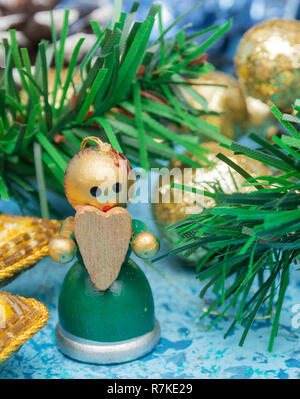 Zusammensetzung Weihnachtsferien Weihnachten Spielzeug auf blauem Hintergrund mit Weihnachtsschmuck. Ein Bündel von Weihnachten Spielzeug und Lametta, während Happy warten auf das Neue Jahr Urlaub. Neues Jahr Karte. Stockfoto