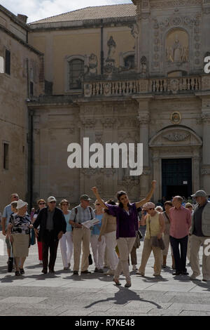 Ein Reiseleiter, der Piazza del Duomo, Lecce, Apulien, Italien Stockfoto