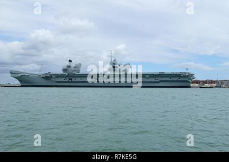 HMS Queen Elizabeth, Portsmouth Harbour Stockfoto