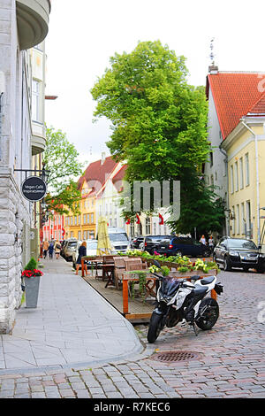 TALLINN, Estland - 29. AUGUST 2018: Blick auf die Gebäude am Lai street Stockfoto