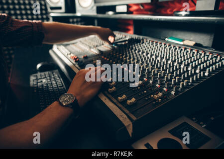 Nahaufnahme 7/8 Seitenansicht Foto. soundman Einschalten des Geräts Stockfoto