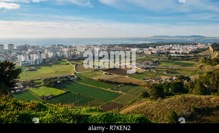 Hohe perspektivische Ansicht der Großraum Lissabon von miradouro Aldeia dos Kapuzinerklosters in Costa de Caparica, Almada. Palacio Pena in Sintra ist sichtbar Stockfoto