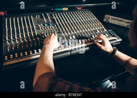 Der Mann die Hände auf die Musik board Stockfoto