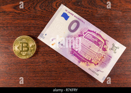 Bitcoin Münze auf der 0 Euro Schein liegt Stockfoto