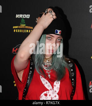 INGLEWOOD, CA - 09 Dezember: Billie Eilish stellt backstage bei kroq Absolut Fast akustischen Weihnachten 2018 im Forum am 9. Dezember in Inglewood, Kalifornien 2018. Foto: imageSPACE/MediaPunch Stockfoto