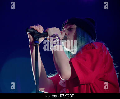 INGLEWOOD, CA - 09 Dezember: Billie Eilish führt auf der Bühne während KROQ Absolut Fast akustischen Weihnachten 2018 im Forum am 9. Dezember in Inglewood, Kalifornien 2018. Foto: imageSPACE/MediaPunch Stockfoto