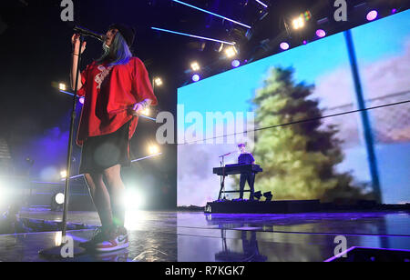 INGLEWOOD, CA - 09 Dezember: Billie Eilish führt auf der Bühne während KROQ Absolut Fast akustischen Weihnachten 2018 im Forum am 9. Dezember in Inglewood, Kalifornien 2018. Foto: imageSPACE/MediaPunch Stockfoto