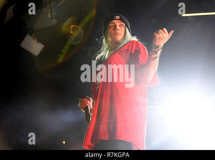 INGLEWOOD, CA - 09 Dezember: Billie Eilish führt auf der Bühne während KROQ Absolut Fast akustischen Weihnachten 2018 im Forum am 9. Dezember in Inglewood, Kalifornien 2018. Foto: imageSPACE/MediaPunch Stockfoto