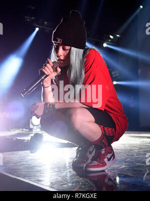 INGLEWOOD, CA - 09 Dezember: Billie Eilish führt auf der Bühne während KROQ Absolut Fast akustischen Weihnachten 2018 im Forum am 9. Dezember in Inglewood, Kalifornien 2018. Foto: imageSPACE/MediaPunch Stockfoto