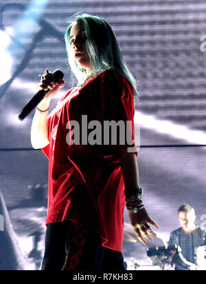 INGLEWOOD, CA - 09 Dezember: Billie Eilish führt auf der Bühne während KROQ Absolut Fast akustischen Weihnachten 2018 im Forum am 9. Dezember in Inglewood, Kalifornien 2018. Foto: imageSPACE/MediaPunch Stockfoto