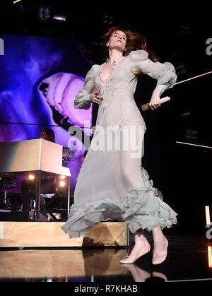 INGLEWOOD, CA - 09 Dezember: Florence Welch von Florenz und die Maschine führt auf der Bühne während KROQ Absolut Fast akustischen Weihnachten 2018 im Forum am 9. Dezember in Inglewood, Kalifornien 2018. Foto: imageSPACE/MediaPunch Stockfoto