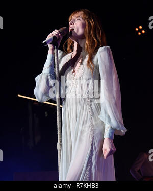 INGLEWOOD, CA - 09 Dezember: Florence Welch von Florenz und die Maschine führt auf der Bühne während KROQ Absolut Fast akustischen Weihnachten 2018 im Forum am 9. Dezember in Inglewood, Kalifornien 2018. Foto: imageSPACE/MediaPunch Stockfoto