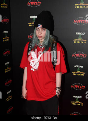 INGLEWOOD, CA - 09 Dezember: Billie Eilish stellt backstage bei kroq Absolut Fast akustischen Weihnachten 2018 im Forum am 9. Dezember in Inglewood, Kalifornien 2018. Foto: imageSPACE/MediaPunch Stockfoto