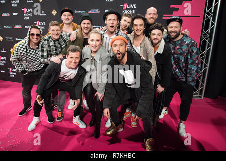 Bochum, Deutschland. 07 Dez, 2018. QUERBEAT, Brasspop band, Band, Musik, Musiker, vollständige Abbildung, auf dem roten Teppich der EinsLive Krone Zeremonie am 06.12.2018 in Bochum/Deutschland | Verwendung der weltweiten Kredit: dpa/Alamy leben Nachrichten Stockfoto