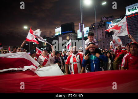 Buenos Aires, Argentinien. 09 Dez, 2018. River Plate Fans feiern am Obelisken der Sieg ihrer Fußballmannschaft, Buenos Aires, Argentinien, Sonntag, 9. Dezember 2018. Die argentinische River Plate hat für den Boca Juniors in Argentinien das Spiel der Finale der Copa Libertadores 2018 im Stadion Santiago Bernabeu in Madrid Spanien besiegt. Credit: Mario De Fina/FotoArena/Alamy leben Nachrichten Stockfoto