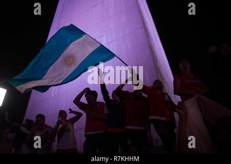 Buenos Aires, Argentinien. 09 Dez, 2018. River Plate Fans feiern am Obelisken der Sieg ihrer Fußballmannschaft, Buenos Aires, Argentinien, Sonntag, 9. Dezember 2018. Die argentinische River Plate hat für den Boca Juniors in Argentinien das Spiel der Finale der Copa Libertadores 2018 im Stadion Santiago Bernabeu in Madrid Spanien besiegt. Credit: Mario De Fina/FotoArena/Alamy leben Nachrichten Stockfoto