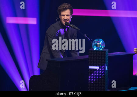 Bochum, Deutschland. 07 Dez, 2018. Lukas MOCKRIDGE, Moderator, Komiker, singt, singt, halb Bild, halb Abbildung, bei der EinsLive Krone Zeremonie am 06.12.2018 in Bochum/Deutschland | Verwendung der weltweiten Kredit: dpa/Alamy leben Nachrichten Stockfoto