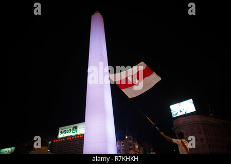 Buenos Aires, Argentinien. 09 Dez, 2018. River Plate Fans feiern am Obelisken der Sieg ihrer Fußballmannschaft, Buenos Aires, Argentinien, Sonntag, 9. Dezember 2018. Die argentinische River Plate hat für den Boca Juniors in Argentinien das Spiel der Finale der Copa Libertadores 2018 im Stadion Santiago Bernabeu in Madrid Spanien besiegt. Credit: Mario De Fina/FotoArena/Alamy leben Nachrichten Stockfoto