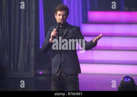 Bochum, Deutschland. 07 Dez, 2018. Lukas MOCKRIDGE, Moderator, Komiker, die Hälfte Abbildung, Bild, Geste, Gestik, während der EinsLive Krone Zeremonie am 06.12.2018 in Bochum/Deutschland | Verwendung der weltweiten Kredit: dpa/Alamy leben Nachrichten Stockfoto