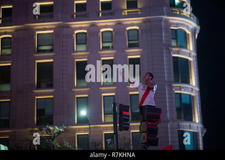 Buenos Aires, Argentinien. 09 Dez, 2018. River Plate Fans feiern am Obelisken der Sieg ihrer Fußballmannschaft, Buenos Aires, Argentinien, Sonntag, 9. Dezember 2018. Die argentinische River Plate hat für den Boca Juniors in Argentinien das Spiel der Finale der Copa Libertadores 2018 im Stadion Santiago Bernabeu in Madrid Spanien besiegt. Credit: Mario De Fina/FotoArena/Alamy leben Nachrichten Stockfoto