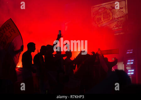 Buenos Aires, Argentinien. 09 Dez, 2018. River Plate Fans feiern am Obelisken der Sieg ihrer Fußballmannschaft, Buenos Aires, Argentinien, Sonntag, 9. Dezember 2018. Die argentinische River Plate hat für den Boca Juniors in Argentinien das Spiel der Finale der Copa Libertadores 2018 im Stadion Santiago Bernabeu in Madrid Spanien besiegt. Credit: Mario De Fina/FotoArena/Alamy leben Nachrichten Stockfoto