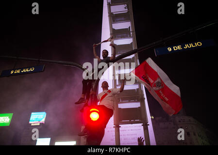Buenos Aires, Argentinien. 09 Dez, 2018. River Plate Fans feiern am Obelisken der Sieg ihrer Fußballmannschaft, Buenos Aires, Argentinien, Sonntag, 9. Dezember 2018. Die argentinische River Plate hat für den Boca Juniors in Argentinien das Spiel der Finale der Copa Libertadores 2018 im Stadion Santiago Bernabeu in Madrid Spanien besiegt. Credit: Mario De Fina/FotoArena/Alamy leben Nachrichten Stockfoto