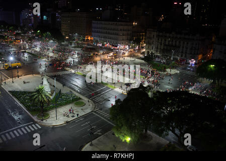 Buenos Aires, Argentinien. 09 Dez, 2018. River Plate Fans feiern am Obelisken der Sieg ihrer Fußballmannschaft, Buenos Aires, Argentinien, Sonntag, 9. Dezember 2018. Die argentinische River Plate hat für den Boca Juniors in Argentinien das Spiel der Finale der Copa Libertadores 2018 im Stadion Santiago Bernabeu in Madrid Spanien besiegt. Credit: Mario De Fina/FotoArena/Alamy leben Nachrichten Stockfoto