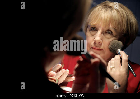 Attendorn, Deutschland. 30 Nov, 2018. Ursula Wanecki, Merkel Doppel, trägt Make-up in ihrer Wohnung. (Dpa: "Büro müde Doppelgängerin: Merkel-Double freut sich auf mehr Ruhe 'Credit): Oliver Berg/dpa/Alamy leben Nachrichten Stockfoto