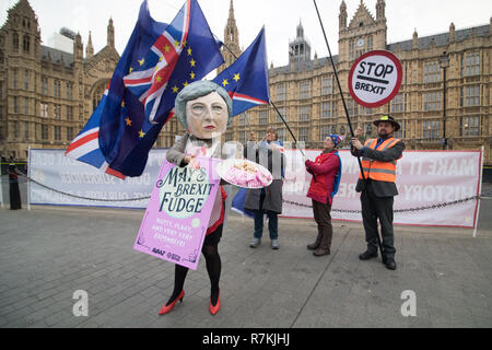 London, Großbritannien. 10. Dezember 2018. Ein Demonstrant verkleidet als Theresa May Maybot bietet Fudge außerhalb des Parlaments als Politiker vorbereiten auf der Brexit viel Zustimmung, Abstimmung: Amer ghazzal/Alamy leben Nachrichten Stockfoto