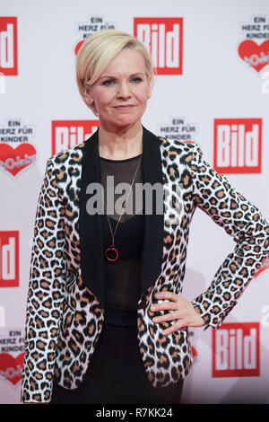 Andrea Kathrin LOEWIG (Schauspielerin), halb Bild, halb Abbildung, Porträt, auf dem roten Teppich für "Ein Herz für Kinder"-TV-Spende Gala in Berlin/Deutschland 08.12.2018. | Verwendung weltweit Stockfoto