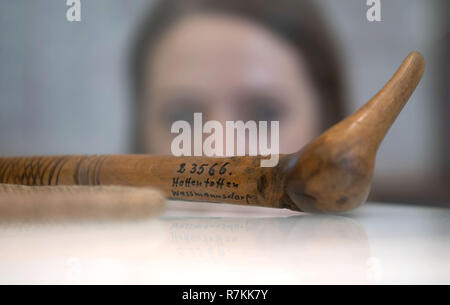 Stuttgart, Deutschland. 10 Dez, 2018. Eine Peitsche aus dem Eigentum von Hendrik Witbooi mit der Inschrift "Hottentotten" in einer Vitrine im Linden Museum für Völkerkunde ist. Das Land Baden-Württemberg will die Exponate als gestohlener Kulturgüter zu Namibia im Februar zurück. Beide Objekte werden wieder im Lindenmuseum ausgestellt werden, bis sie zurückgegeben werden. Credit: Marijan Murat/dpa/Alamy leben Nachrichten Stockfoto