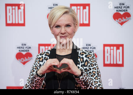 Andrea Kathrin LOEWIG (Schauspielerin), Geste, Gestik, Büste Porträt, auf dem roten Teppich der "Ein Herz für Kinder"-TV-Spende Gala in Berlin/Deutschland 08.12.2018. | Verwendung weltweit Stockfoto