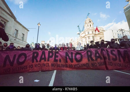 London, Großbritannien. 9. Dez 2018. Marching aus Protest gegen den Faschismus und gegen die UKIP und der Gründer der English Defence League Tommy Robinson marschieren mit ihrer rassistischen rechtsextremen Freunden durch die Straßen von London. Die Unterstützung von Organisationen, die sich von März bis alles ganz rechts stehen für: Rassismus, Hass auf Migranten und reaktionären Ideen über Frauen "richtige" Rolle als Hausfrauen und Mütter widersetzen. Credit: Mike Kear/Alamy leben Nachrichten Stockfoto