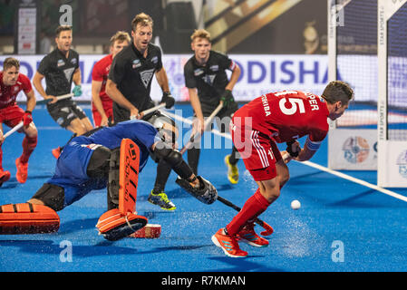 Bhubaneswar, Indien. 10. Dez 2018. Odisha's Hockey Männer Wm Bhubaneswar 2018. Veranstaltungsort: Kalinga Stadion. Richard Joyce und Phillip Roper während des Spiels England gegen Neuseeland. Credit: Pro Schüsse/Alamy leben Nachrichten Stockfoto