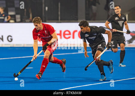 Bhubaneswar, Indien. 10. Dez 2018. Odisha's Hockey Männer Wm Bhubaneswar 2018. Veranstaltungsort: Kalinga Stadion. Liam Ansell und Jared Panchia während des Spiels England gegen Neuseeland. Credit: Pro Schüsse/Alamy leben Nachrichten Stockfoto