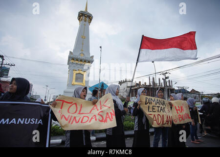 Yogyakarta, Indonesien. 10. Dezember, 2018. Studenten aus der zivilen Bildung und Recht von Yogyakarta State University zum Gedenken an den Internationalen Tag der Menschenrechte am Tugu Jogja. Sie wollen die Regierung Menschenrechtsverletzungen in Indonesien zu untersuchen. Galih Yoga Wicaksono/Alamy leben Nachrichten Stockfoto