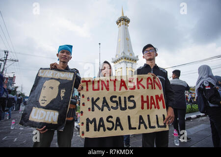 Yogyakarta, Indonesien. 10. Dezember, 2018. Studenten aus der zivilen Bildung und Recht von Yogyakarta State University zum Gedenken an den Internationalen Tag der Menschenrechte am Tugu Jogja. Sie wollen die Regierung Menschenrechtsverletzungen in Indonesien zu untersuchen. Galih Yoga Wicaksono/Alamy leben Nachrichten Stockfoto