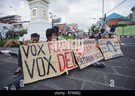 Yogyakarta, Indonesien. 10. Dezember, 2018. Studenten aus der zivilen Bildung und Recht von Yogyakarta State University zum Gedenken an den Internationalen Tag der Menschenrechte am Tugu Jogja. Sie wollen die Regierung Menschenrechtsverletzungen in Indonesien zu untersuchen. Galih Yoga Wicaksono/Alamy leben Nachrichten Stockfoto