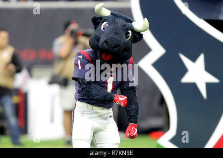 Houston, Texas, USA. 9 Dez, 2018. Toro, der Houston Texans Maskottchen, führt vor der NFL regular season Spiel zwischen den Houston Texans und die Indianapolis Colts an NRG Stadion in Houston, TX am 9. Dezember 2018. Credit: Erik Williams/ZUMA Draht/Alamy leben Nachrichten Stockfoto