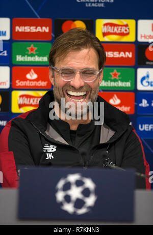 10. Dezember 2018, Liverpool, Liverpool, England, UEFA Champions League, Liverpool gegen Napoli Pressekonferenz; Liverpool Manager Jürgen Klopp genießt ein Witz bei seinem Interview über die Morgige Nacht überein Stockfoto